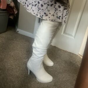 Dream Pairs Women's Heeled Boots - White. Brand new!